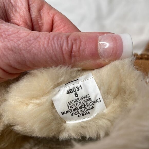 Minnetonka Tan Faux Fur Leather Slip On Slippers. Size 6. - Picture 8 of 9